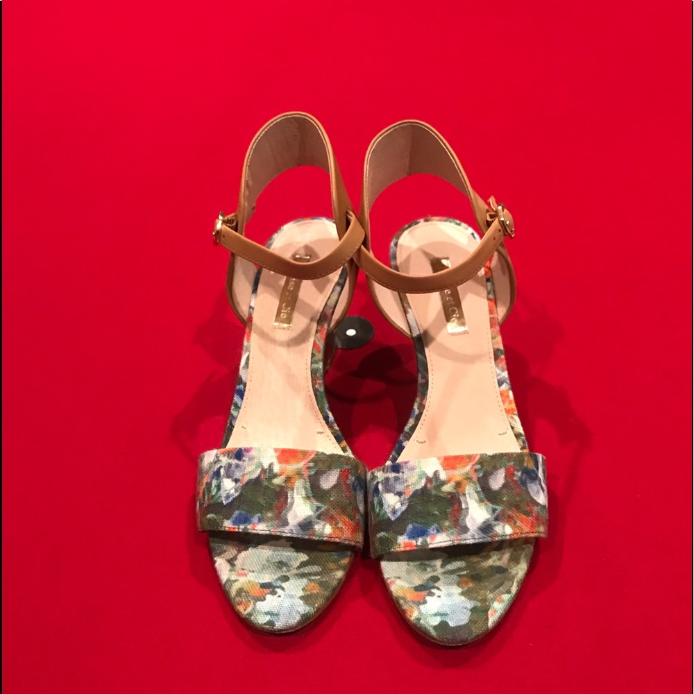 Adorable flowered wedges!!